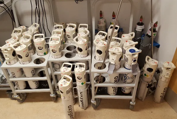 Cylinder racking in a medical gas store