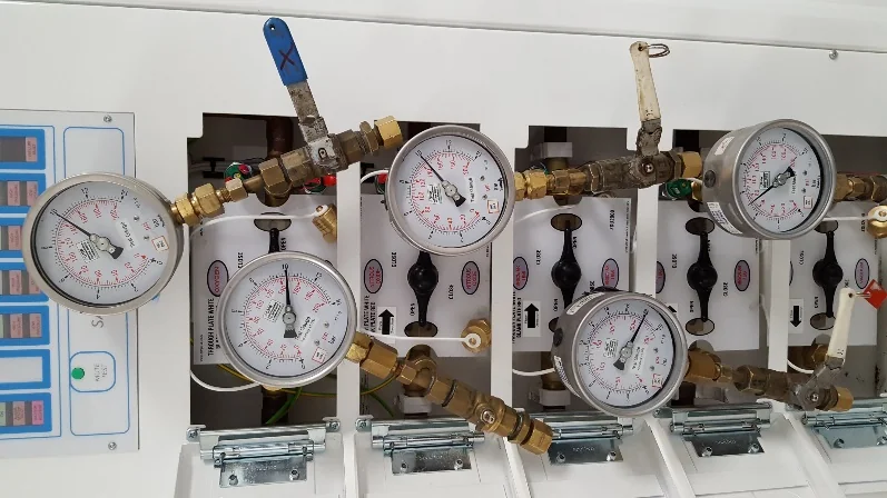 Manifold control panel: line pressure gauges and isolating valves