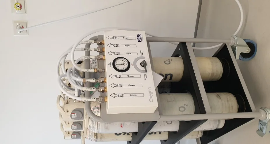 Terminal unit test rig with pressure gauge